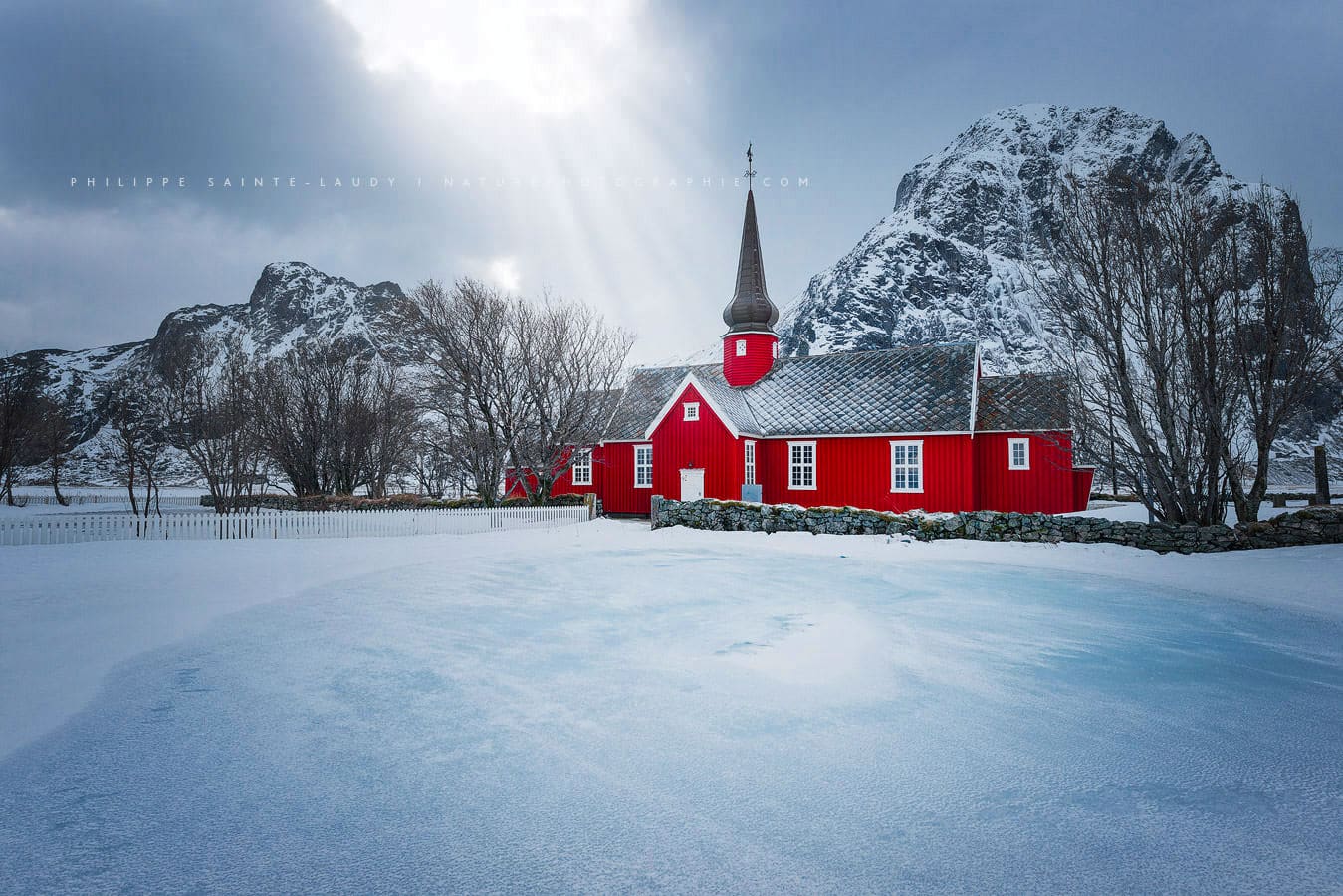 Flakstad Church sur les îles Lofoten