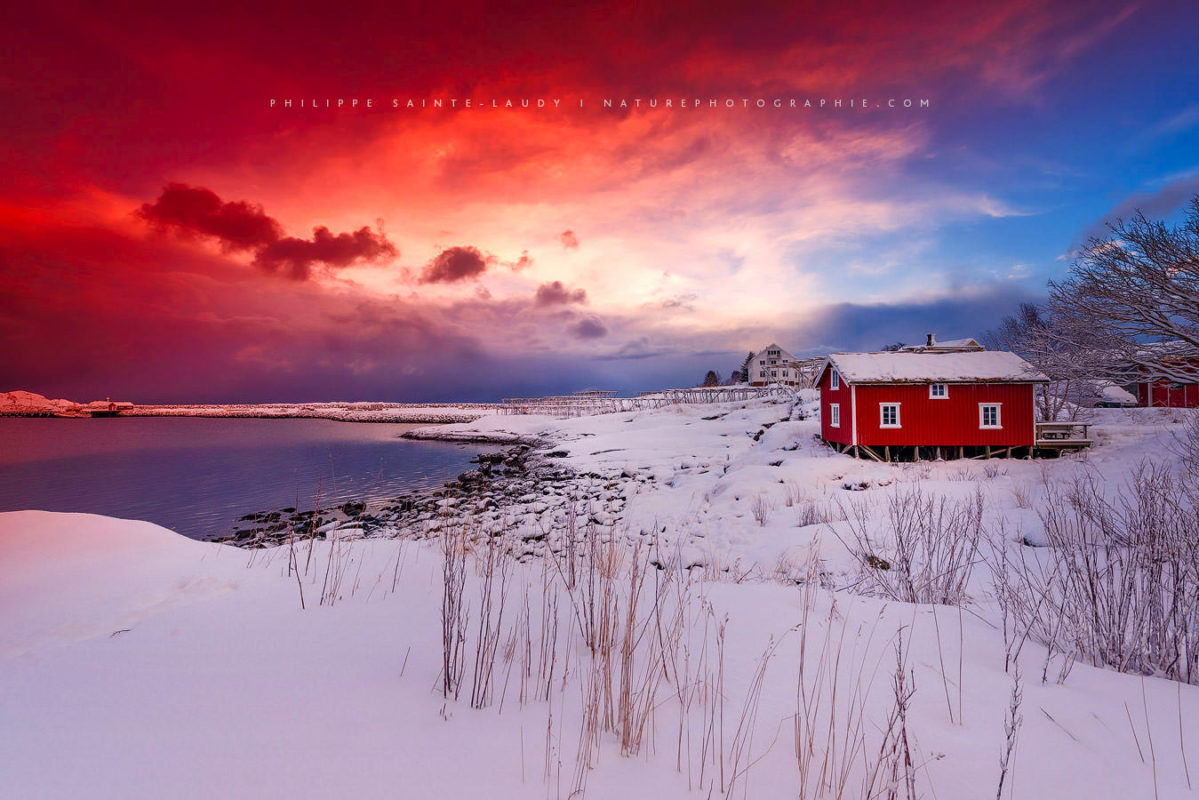 Coucher de soleil rouge sur les Lofoten