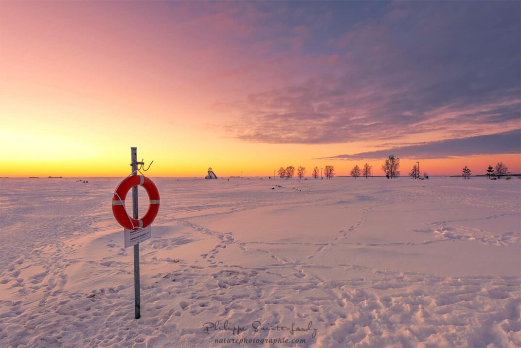 Un coucher de soleil en hiver - Plage de Oulu en Finlande