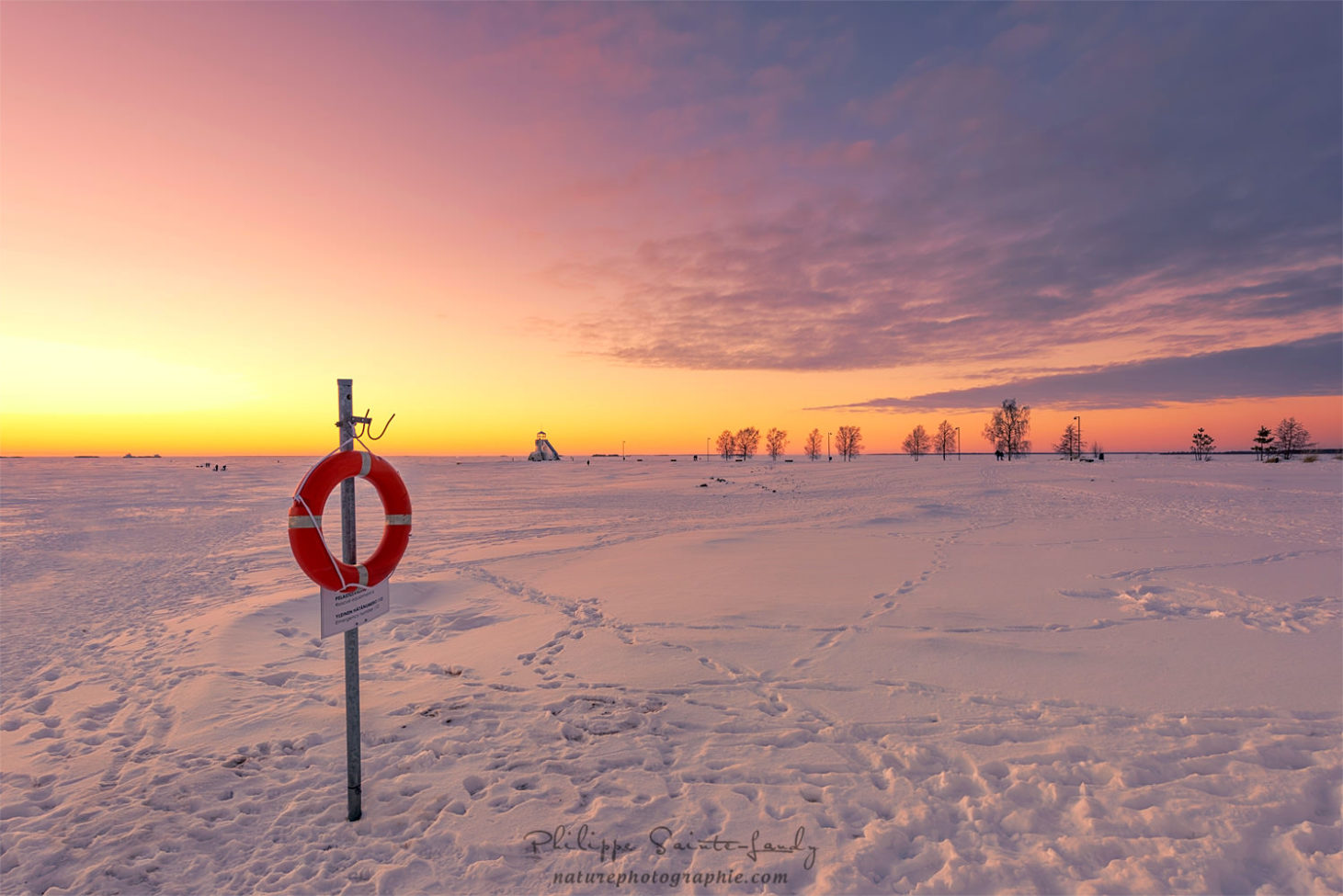 Un coucher de soleil en hiver - Plage de Oulu en Finlande