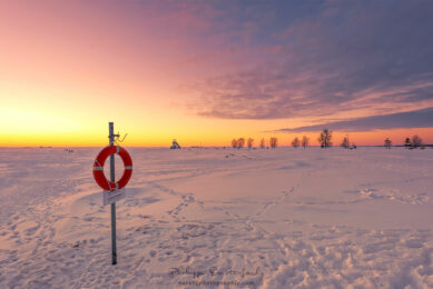 Un coucher de soleil en hiver - Plage de Oulu en Finlande