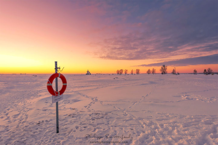 Un coucher de soleil en hiver - Plage de Oulu en Finlande