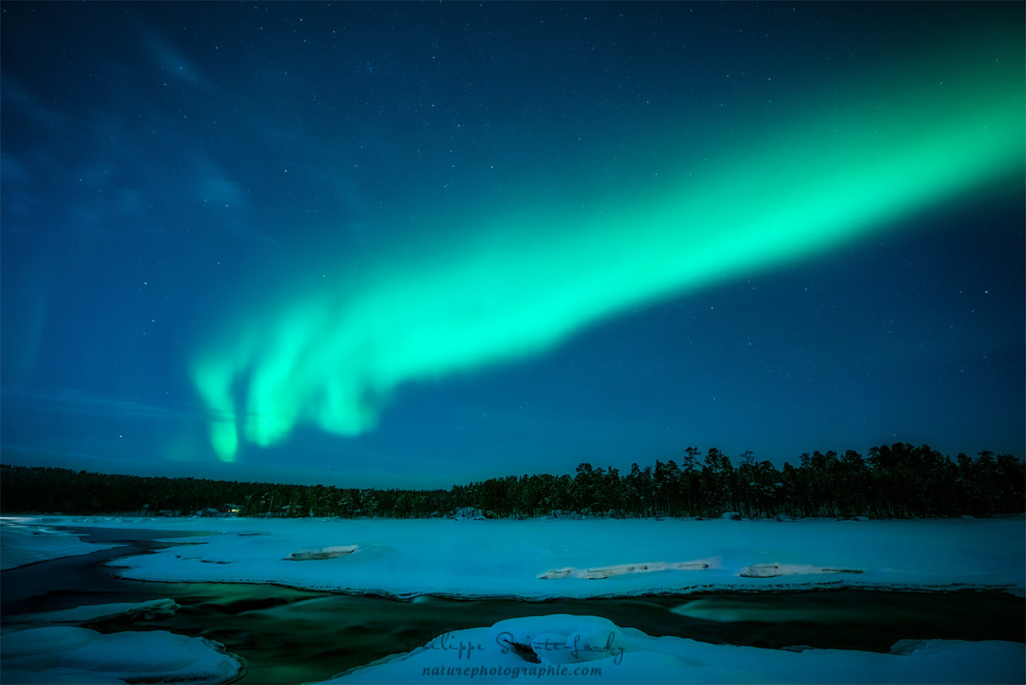 Aurore boréale dans le ciel de Finlande