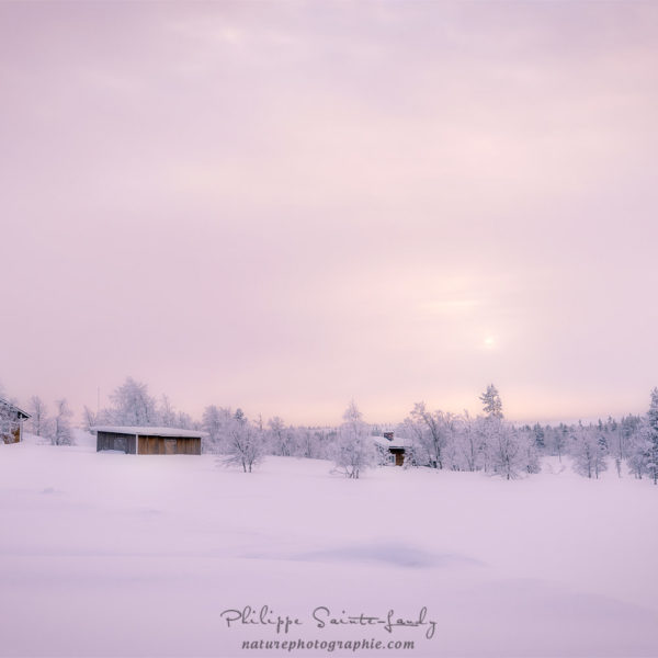 Walking Through an Endless Fog Paysage de neige en Finlande