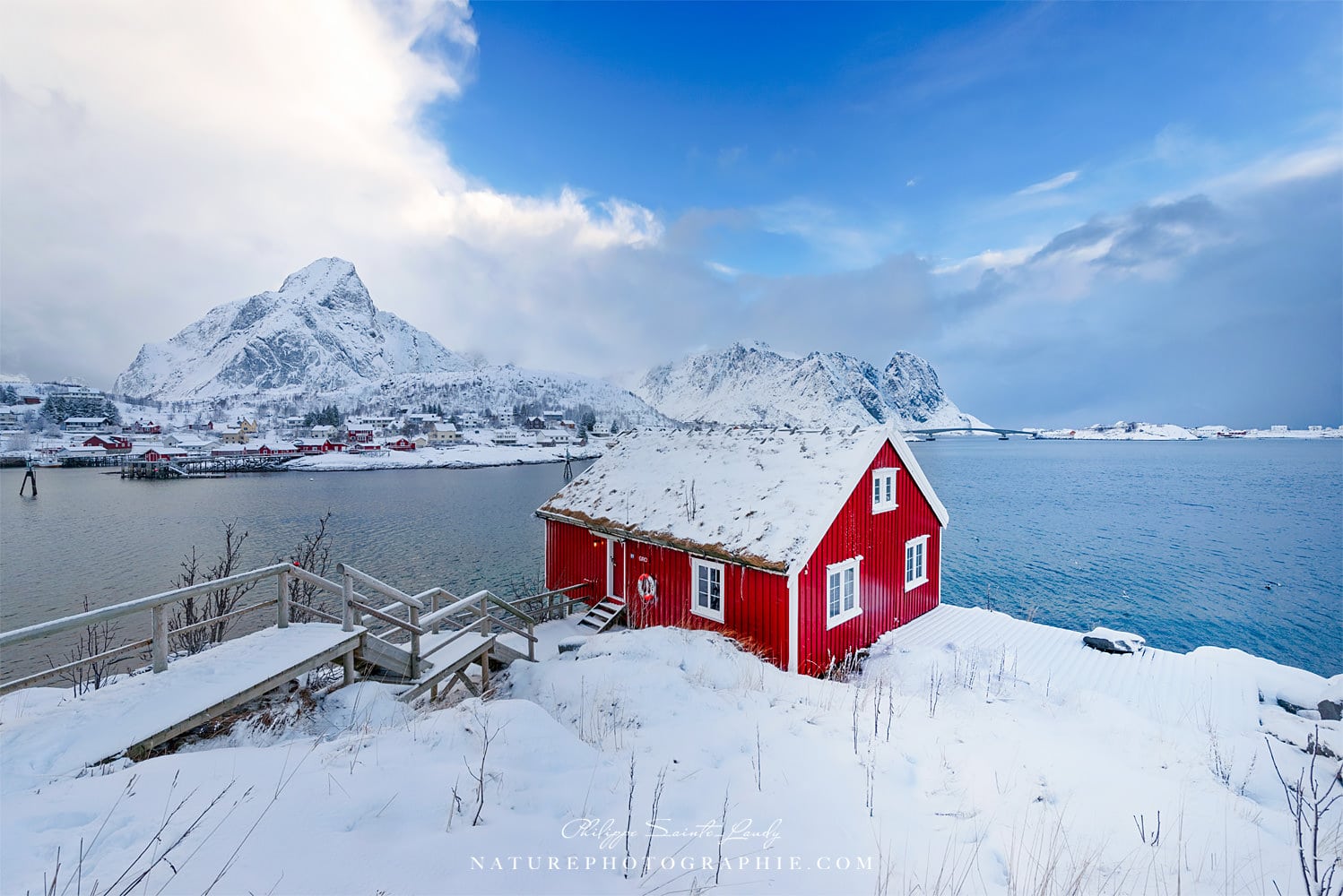 Rorbu sous la neige à Reine en Norvège