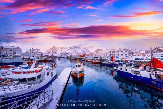 Vibrant Norway Coucher de soleil sur Henningsvær en Norvège