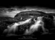 Cascade en noir et blanc sur les îles Féroé