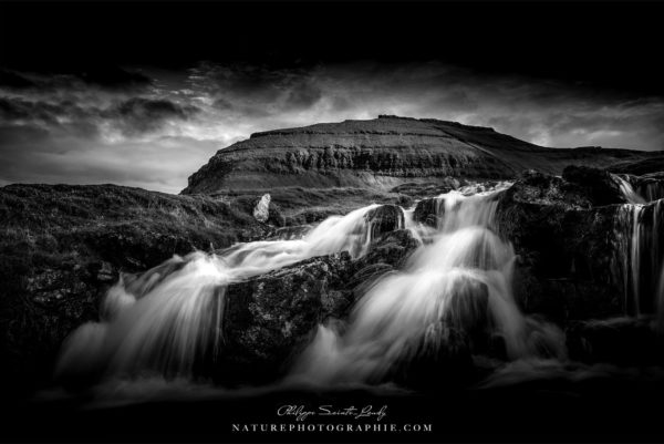 Faroes Waterfall Cascade en noir et blanc sur les îles Féroé
