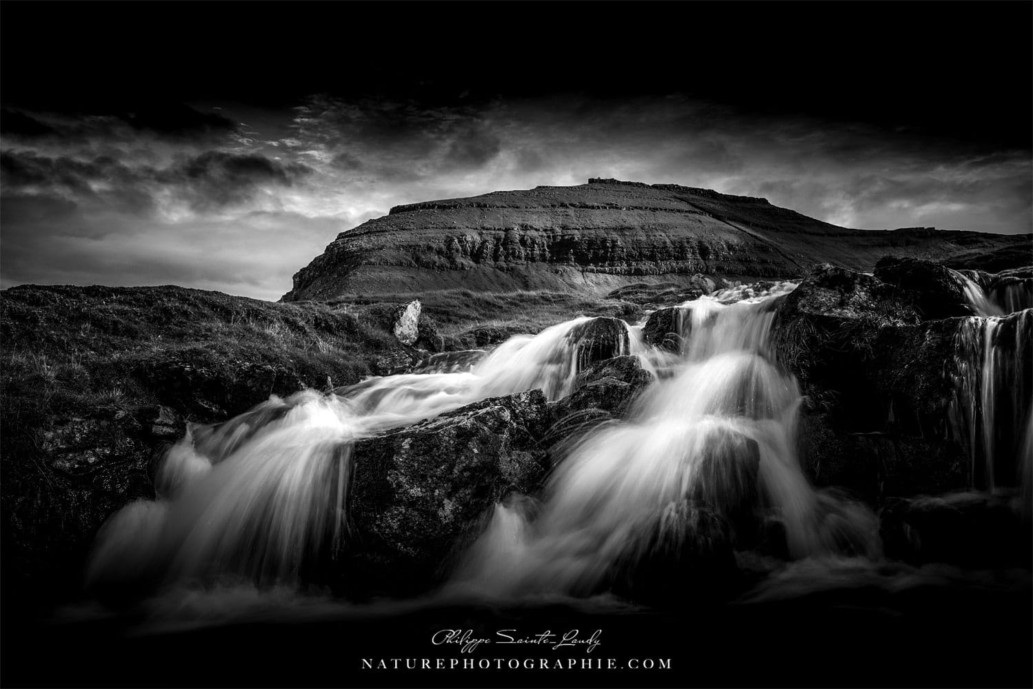 Cascade en noir et blanc sur les îles Féroé