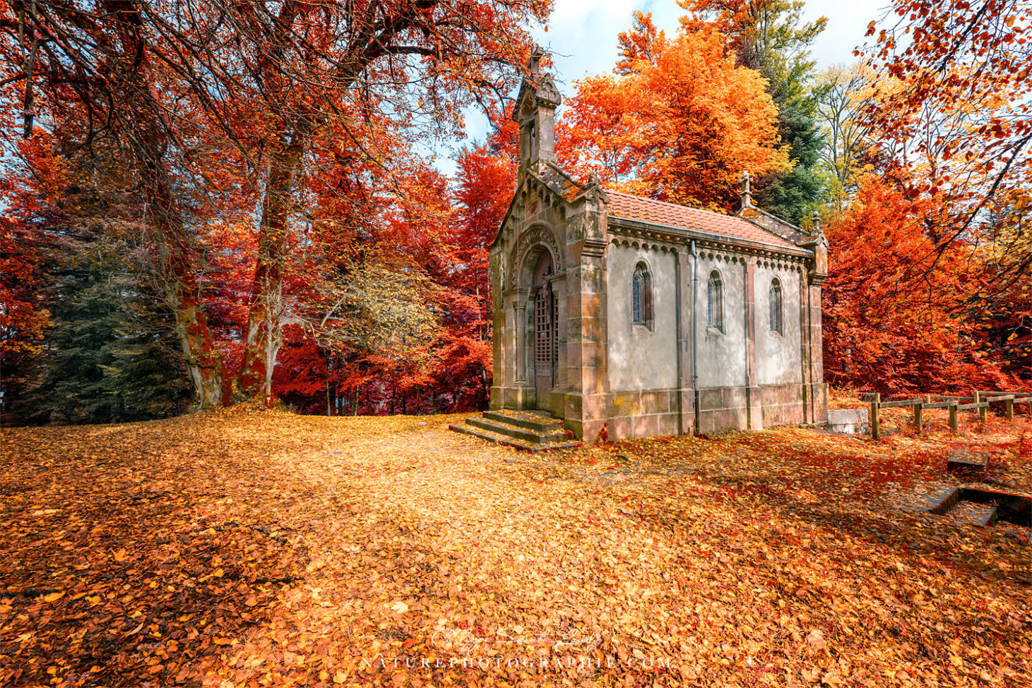 Une église dans les Vosges en automne - Lac de la Maix