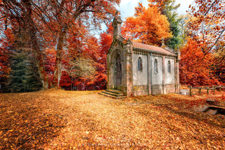Une église dans les Vosges en automne - Lac de la Maix