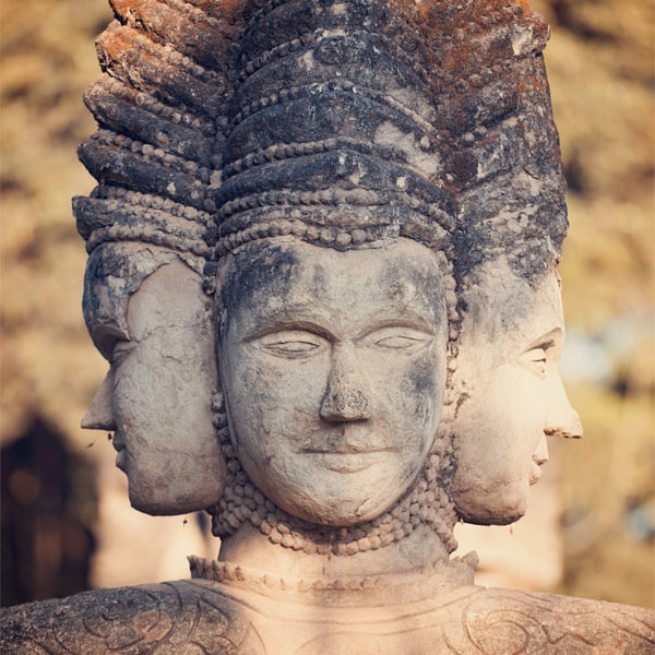 Three Faces Statue dans le Bouddha Parc
