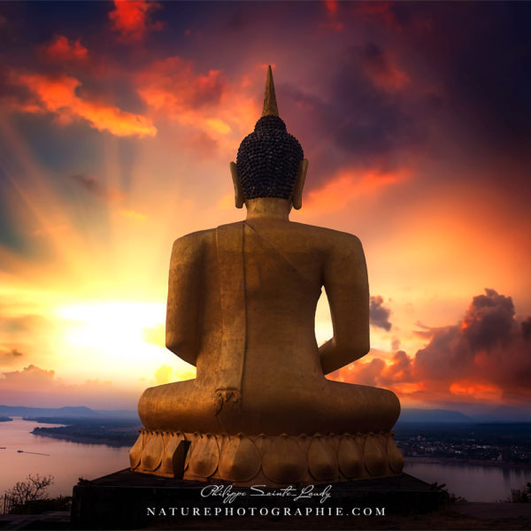 Buddha Call Buddha au coucher du soleil - Laos