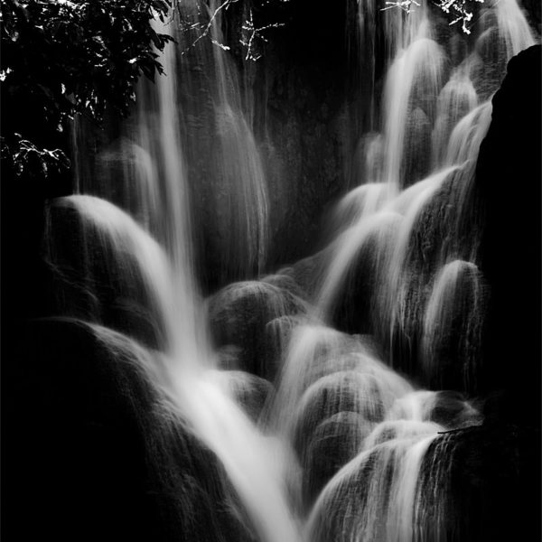 Darkness and Light Cascades de Kuang Si en noir et blanc
