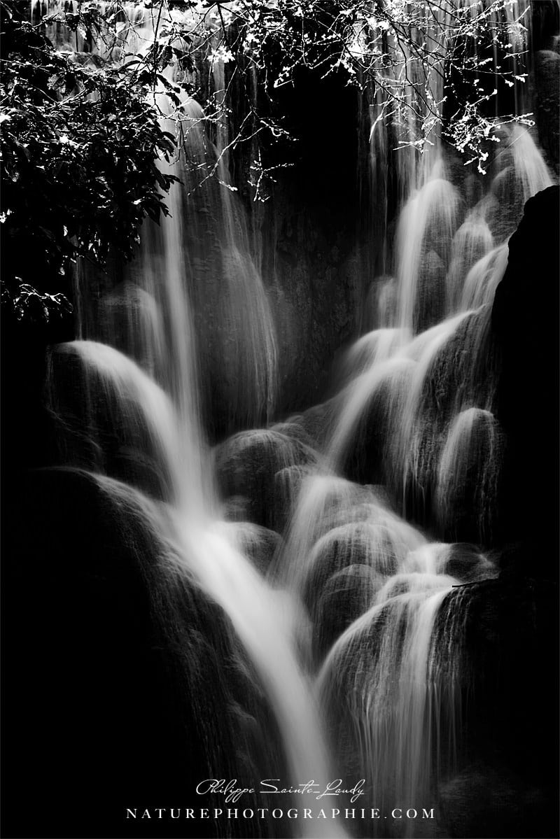 Cascades de Kuang Si en noir et blanc