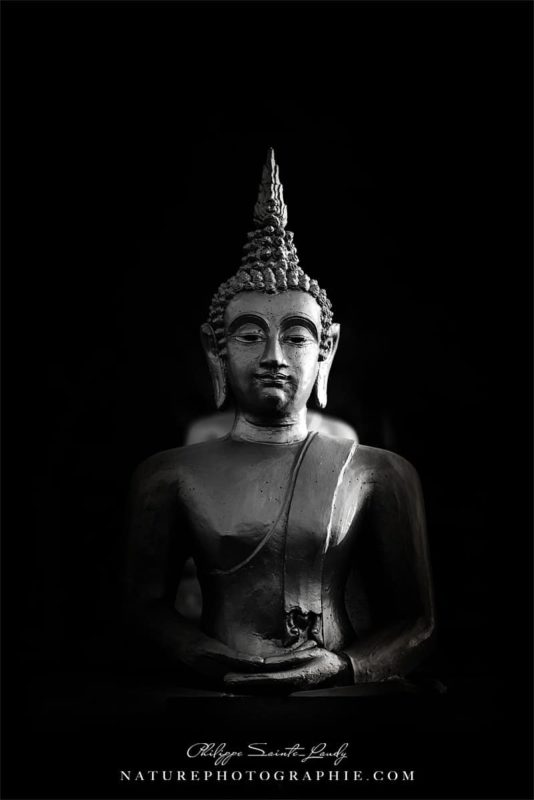 Bouddha en noir et blanc