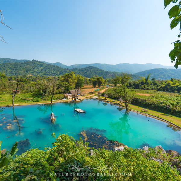 Enjoy Laos Trou d'eau bleu dans la campagne Laotienne