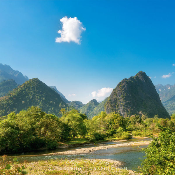 The Lonely Traveler Paysage de Vang Vieng au Laos