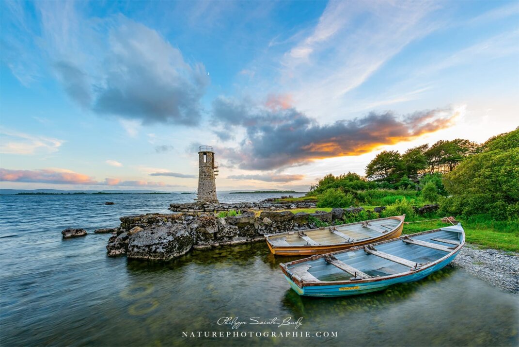Coucher de soleil sur le phare de Balyycurrin en Irlande