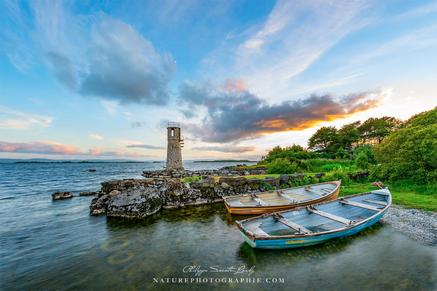 Coucher de soleil sur le phare de Balyycurrin en Irlande