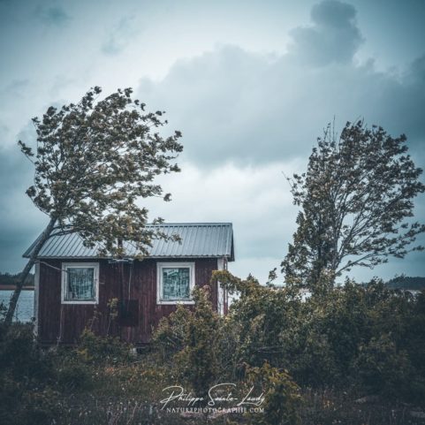 Le vent souffle sur une maison de pêcheur