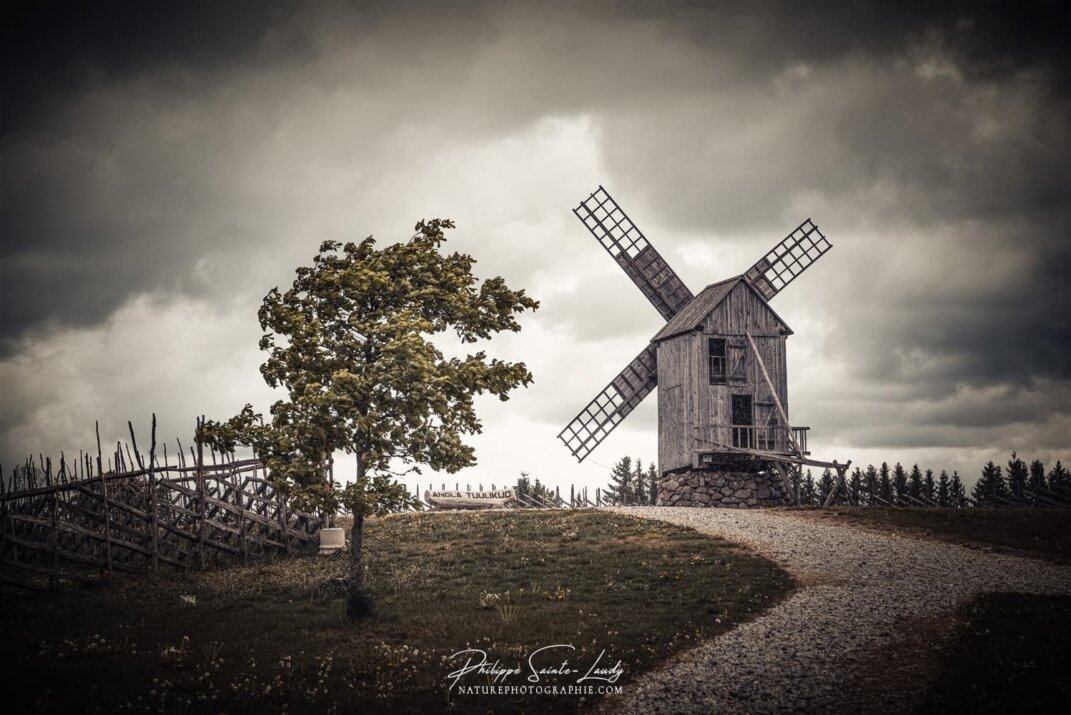 Photo d'un moulin à Angla en Estonie. Ciel chargé et gros nuages