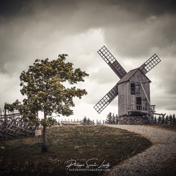 Angla windmills Photo d'un moulin à Angla en Estonie. Ciel chargé et gros nuages
