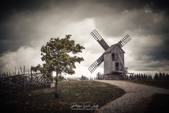 Photo d'un moulin à Angla en Estonie. Ciel chargé et gros nuages