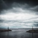 Gros ciel sur l'entrée d'un port de pêche en Estonie - Golfe de Finlande