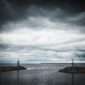 Armageddon Landscape Gros ciel sur l'entrée d'un port de pêche en Estonie - Golfe de Finlande