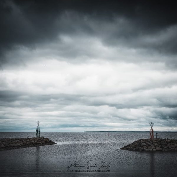 Armageddon Landscape Gros ciel sur l'entrée d'un port de pêche en Estonie - Golfe de Finlande