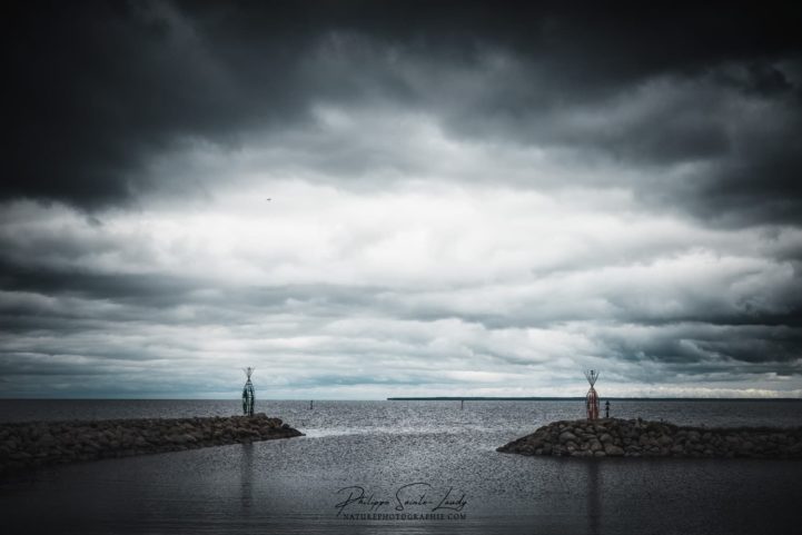 Gros ciel sur l'entrée d'un port de pêche en Estonie - Golfe de Finlande