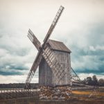 Ciel orageux au-dessus d'un vieux moulin à vent