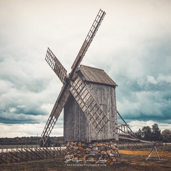 Cloud Machine Ciel orageux au-dessus d'un vieux moulin à vent