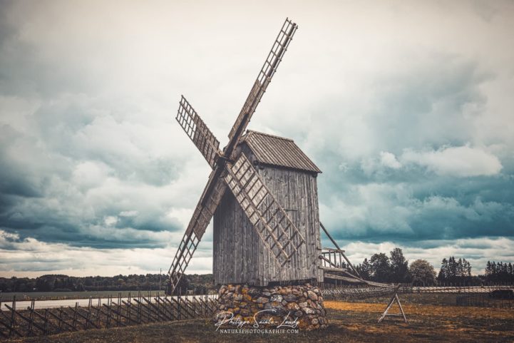 Ciel orageux au-dessus d'un vieux moulin à vent