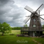 Ciel d'orage derrière un moulin à vent en Estonie