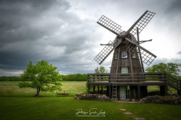 Ciel d'orage derrière un moulin à vent en Estonie