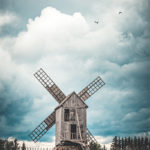 Moulin à vent sur fond de gros ciel