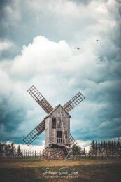 Moulin à vent sur fond de gros ciel