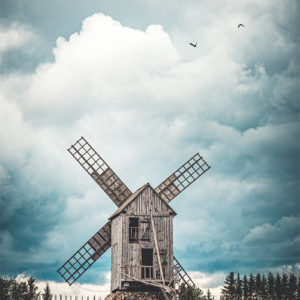 Corner Painter Moulin à vent sur fond de gros ciel