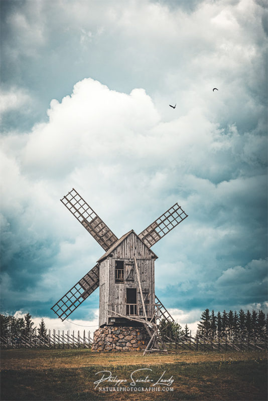 Moulin à vent sur fond de gros ciel