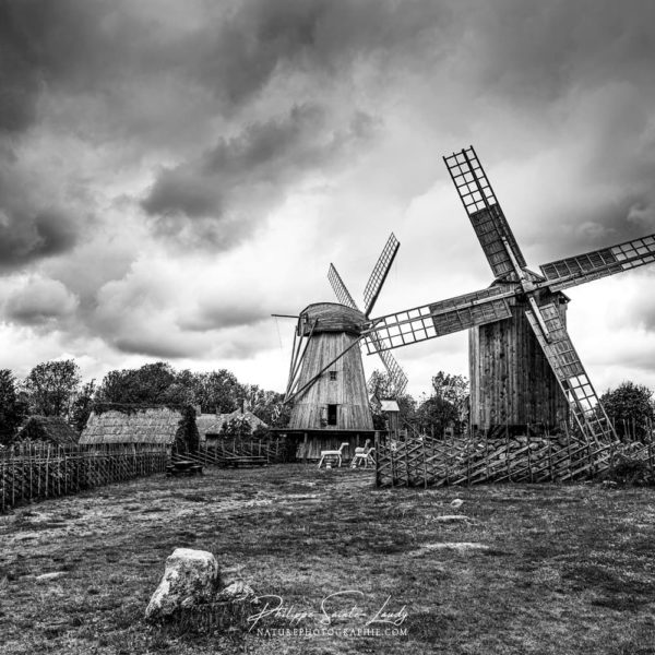 Dramatic Windmills Photos de moulins à vent en noir et blanc - Angla