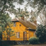 Maison jaune en Estonie