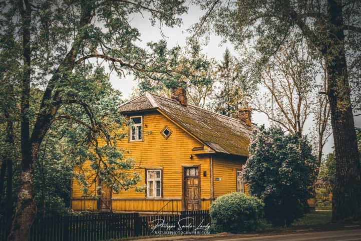 Maison jaune en Estonie