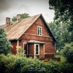 Une maison cachée par la végétation en Estonie