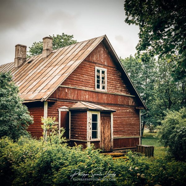 Hidden Farm Une maison cachée par la végétation en Estonie