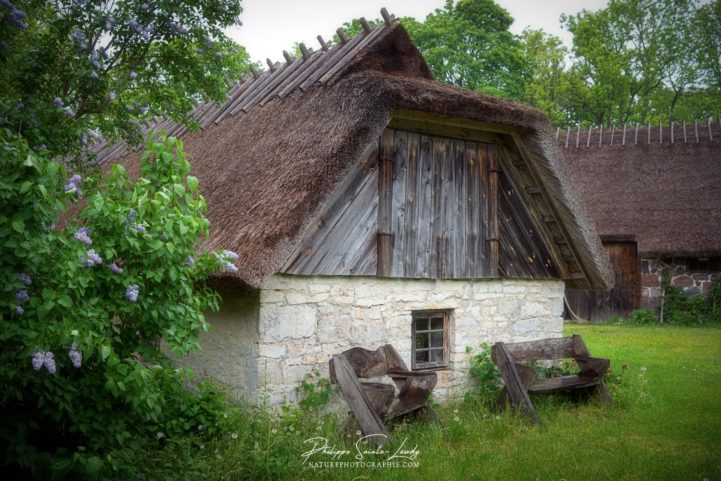 Deux bancs accueillants devant une ferme en Estonie