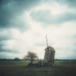 Un vieux moulin perdu dans la campagne en Estonie
