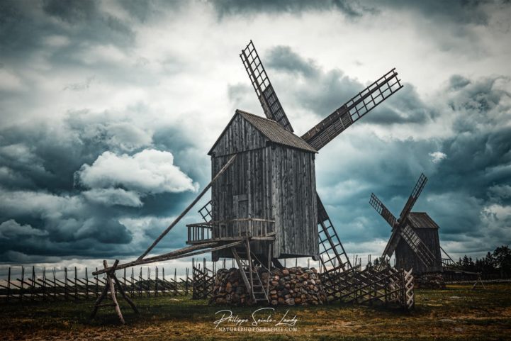 Nuages dans le ciel d'Angla au-dessus des moulins vents