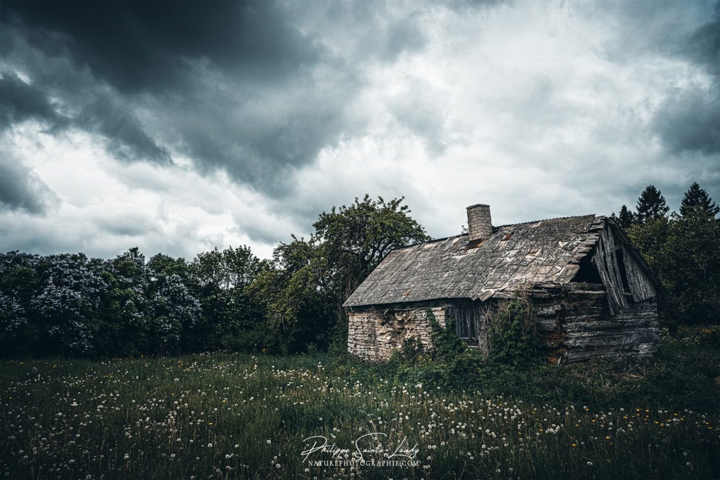 Nuages sur une ferme en Estonie